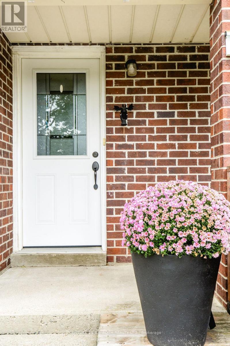 6 Duckworth Street, Essa, Ontario  L0M 1B0 - Photo 5 - N12668086