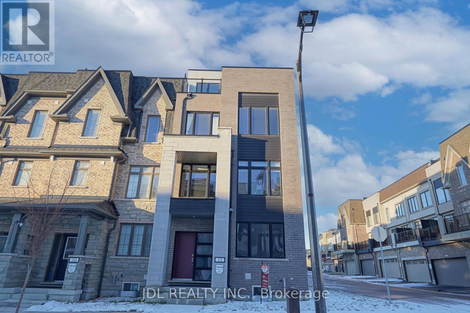 32 Guardhouse Crescent, Markham, Ontario  L6C 3J8 - Photo 2 - N12668274