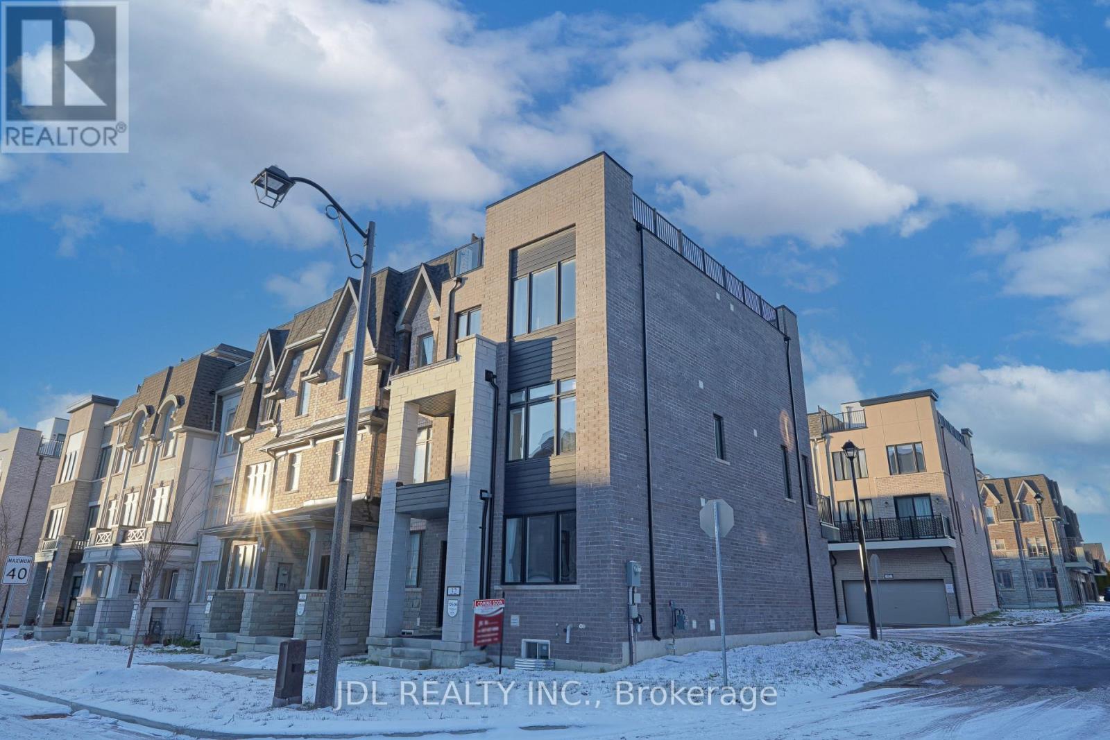 32 Guardhouse Crescent, Markham, Ontario  L6C 3J8 - Photo 3 - N12668274