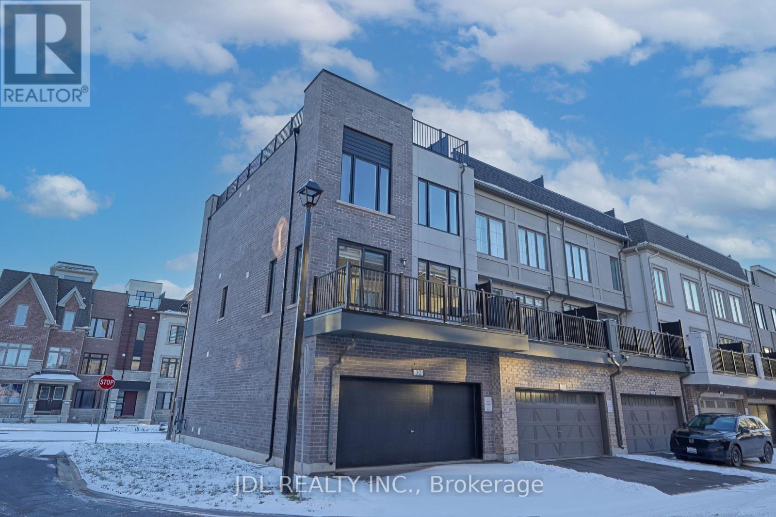 32 Guardhouse Crescent, Markham, Ontario  L6C 3J8 - Photo 4 - N12668274