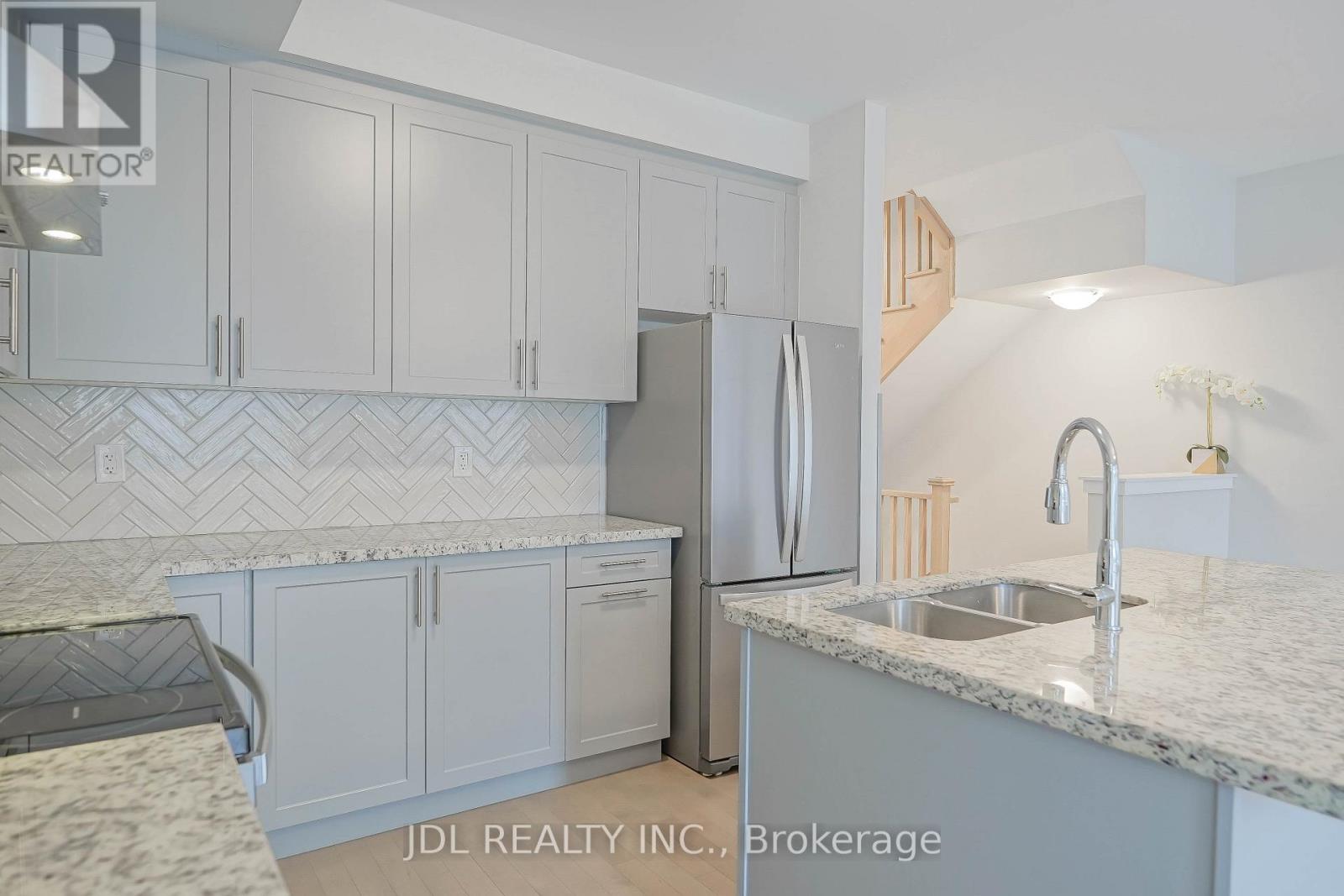 32 Guardhouse Crescent, Markham, Ontario  L6C 3J8 - Photo 7 - N12668274