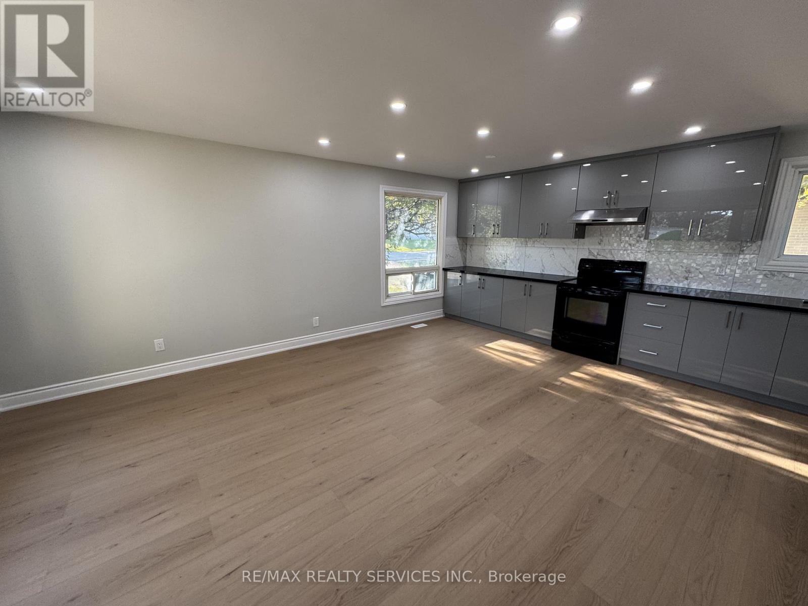 41 Maclaren Avenue, Barrie, Ontario  L4N 3Y1 - Photo 3 - S12667932