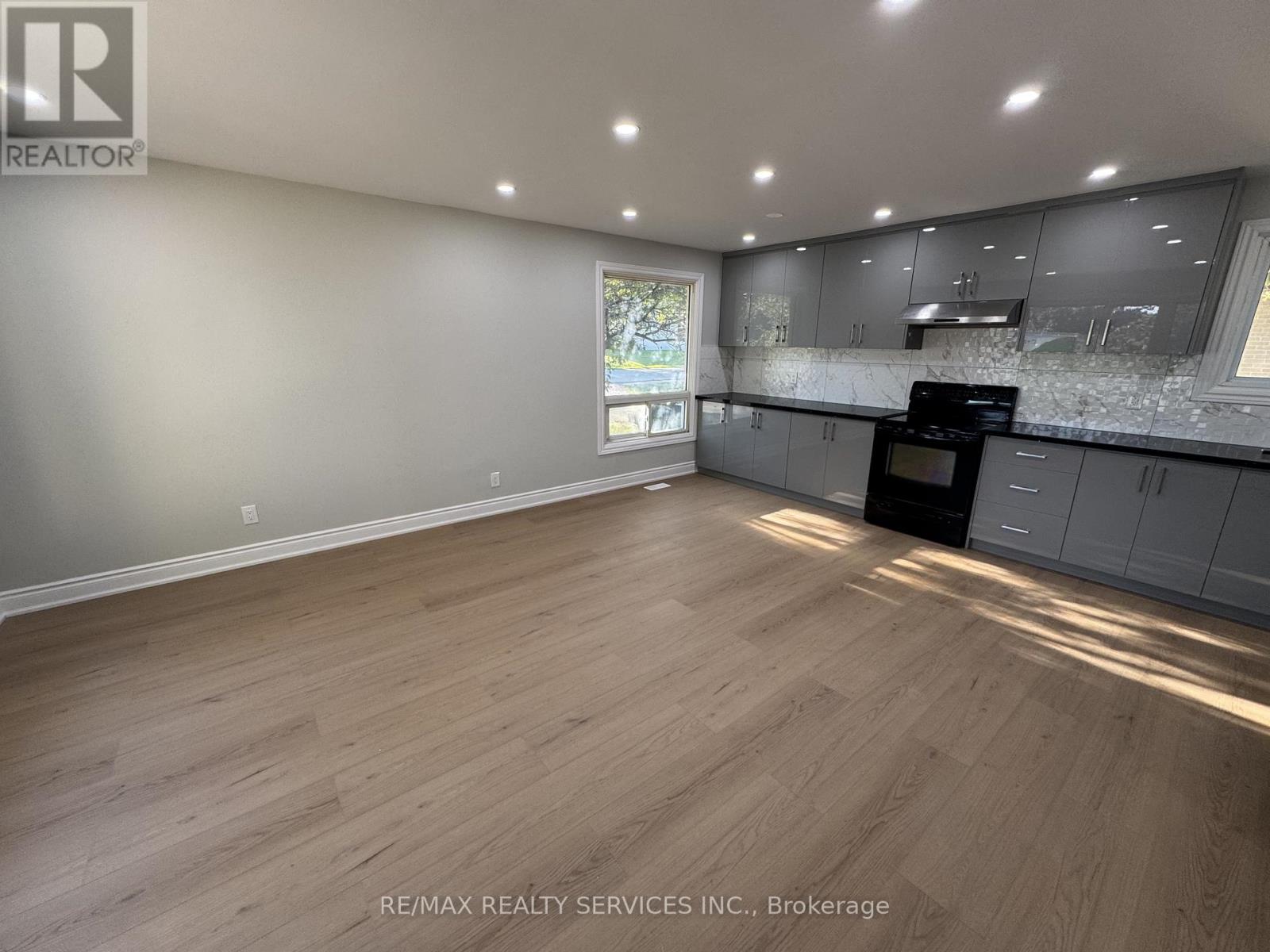 41 Maclaren Avenue, Barrie, Ontario  L4N 3Y1 - Photo 4 - S12667932