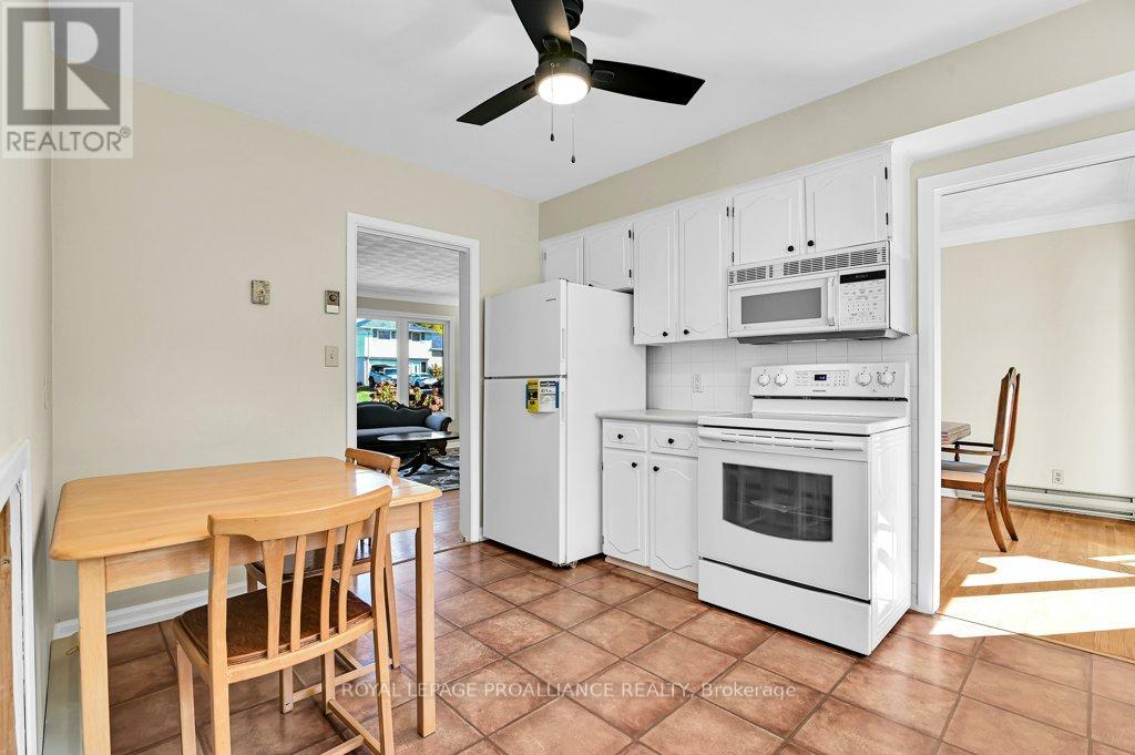 42 Davison Avenue, Brockville, Ontario  K6V 3C2 - Photo 11 - X12461519