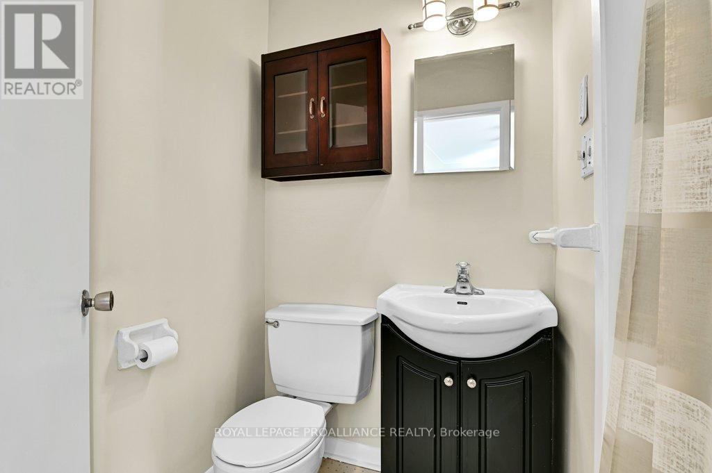 42 Davison Avenue, Brockville, Ontario  K6V 3C2 - Photo 10 - X12461519