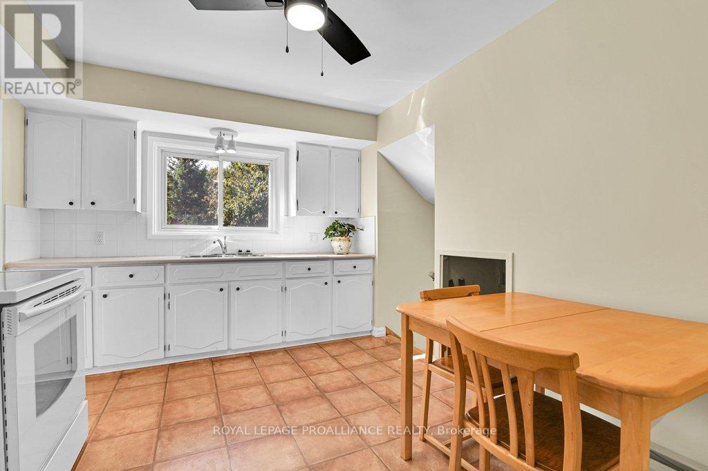 42 Davison Avenue, Brockville, Ontario  K6V 3C2 - Photo 12 - X12461519