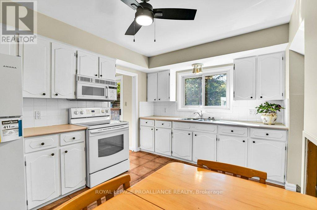 42 Davison Avenue, Brockville, Ontario  K6V 3C2 - Photo 13 - X12461519