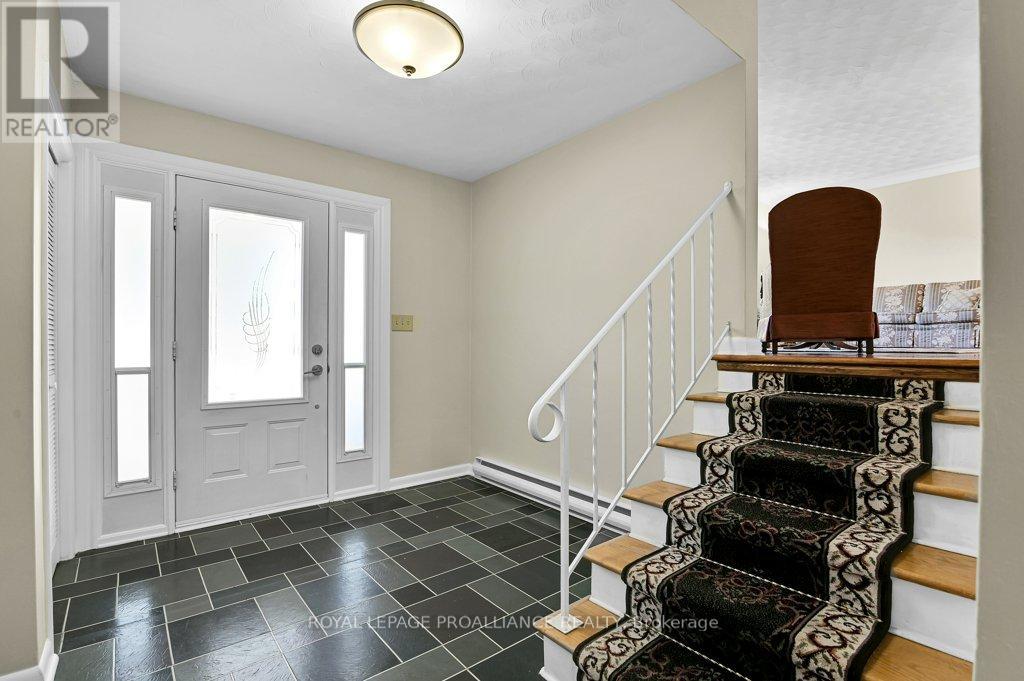 42 Davison Avenue, Brockville, Ontario  K6V 3C2 - Photo 4 - X12461519