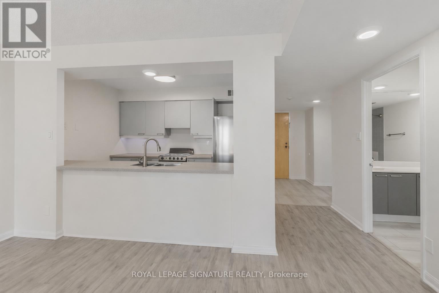 203 - 50 Eglinton Avenue W, Mississauga, Ontario  L5R 3P5 - Photo 5 - W12667920