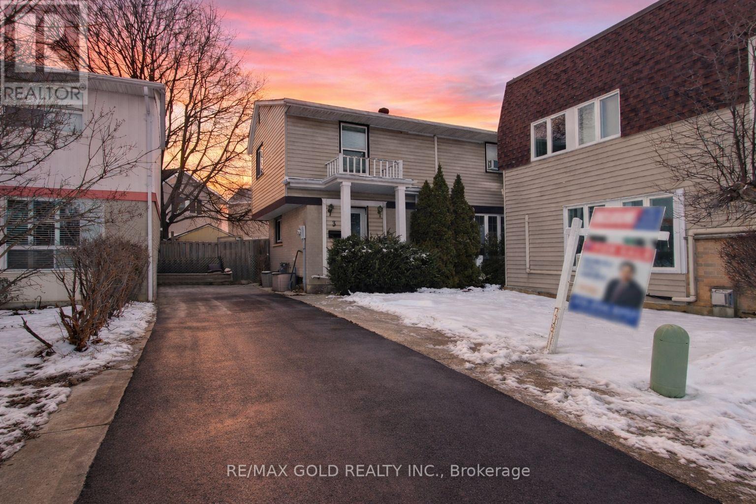 3 HEMLARK COURT, Brampton, Ontario