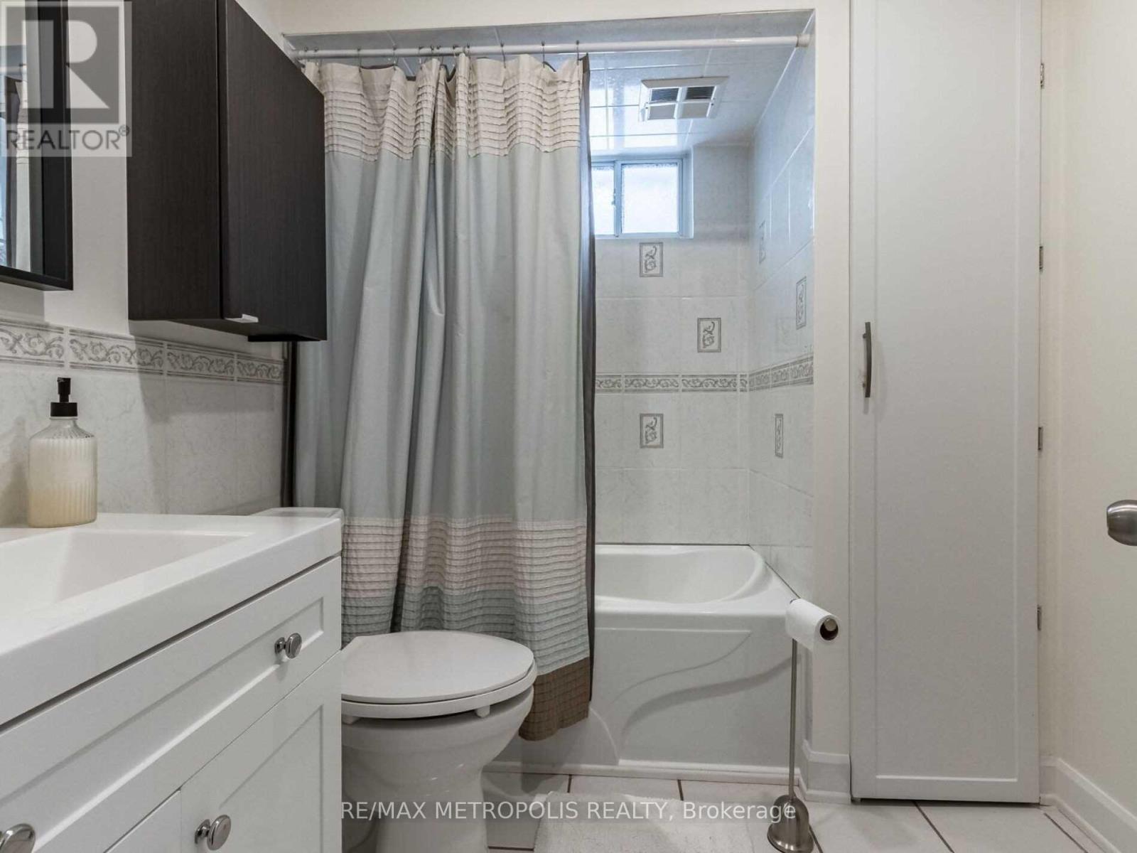 Main - 60 Reigate Avenue, Brampton, Ontario  L6V 2E3 - Photo 10 - W12667996