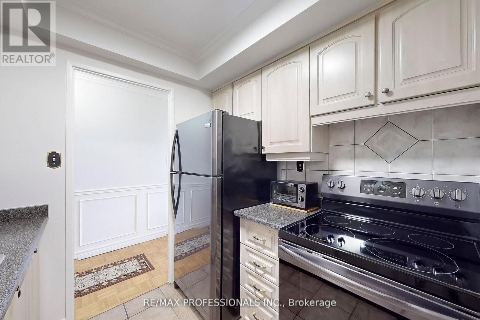 806 - 1535 Lakeshore Road E, Mississauga, Ontario  L5E 3E2 - Photo 8 - W12668060