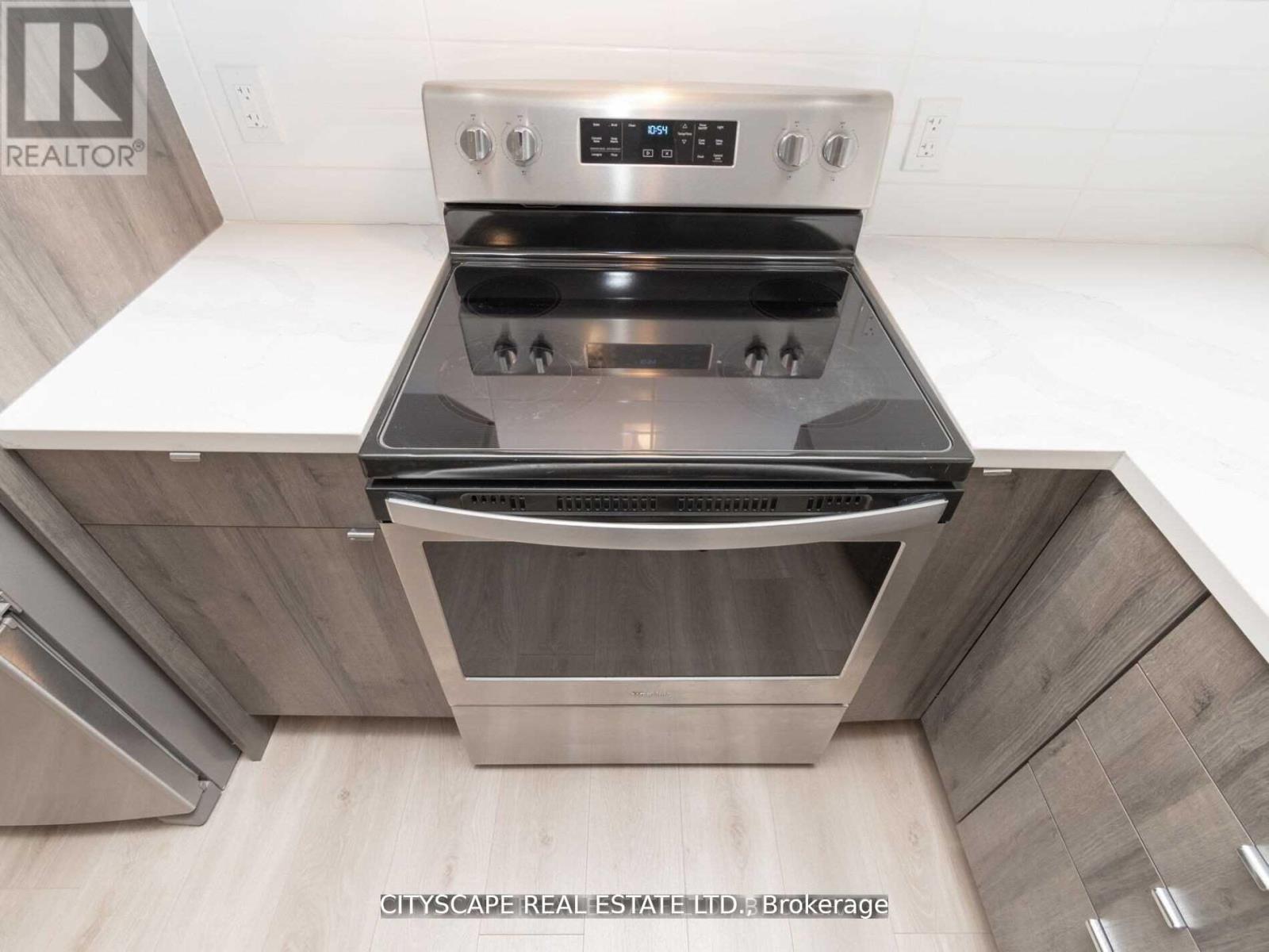 579 Wedgewood Drive, Burlington, Ontario  L7L 0J9 - Photo 10 - W12668064