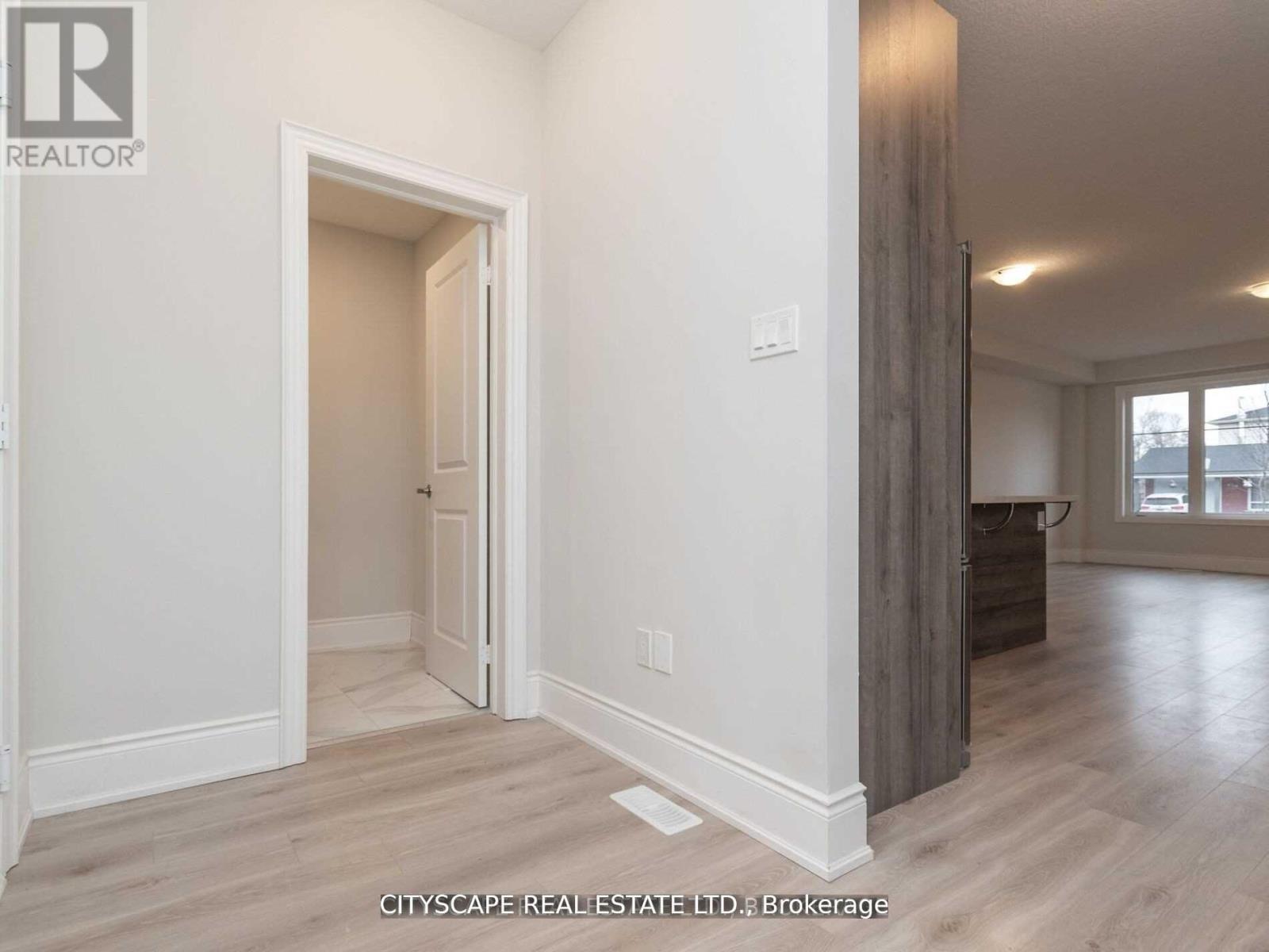 579 Wedgewood Drive, Burlington, Ontario  L7L 0J9 - Photo 14 - W12668064