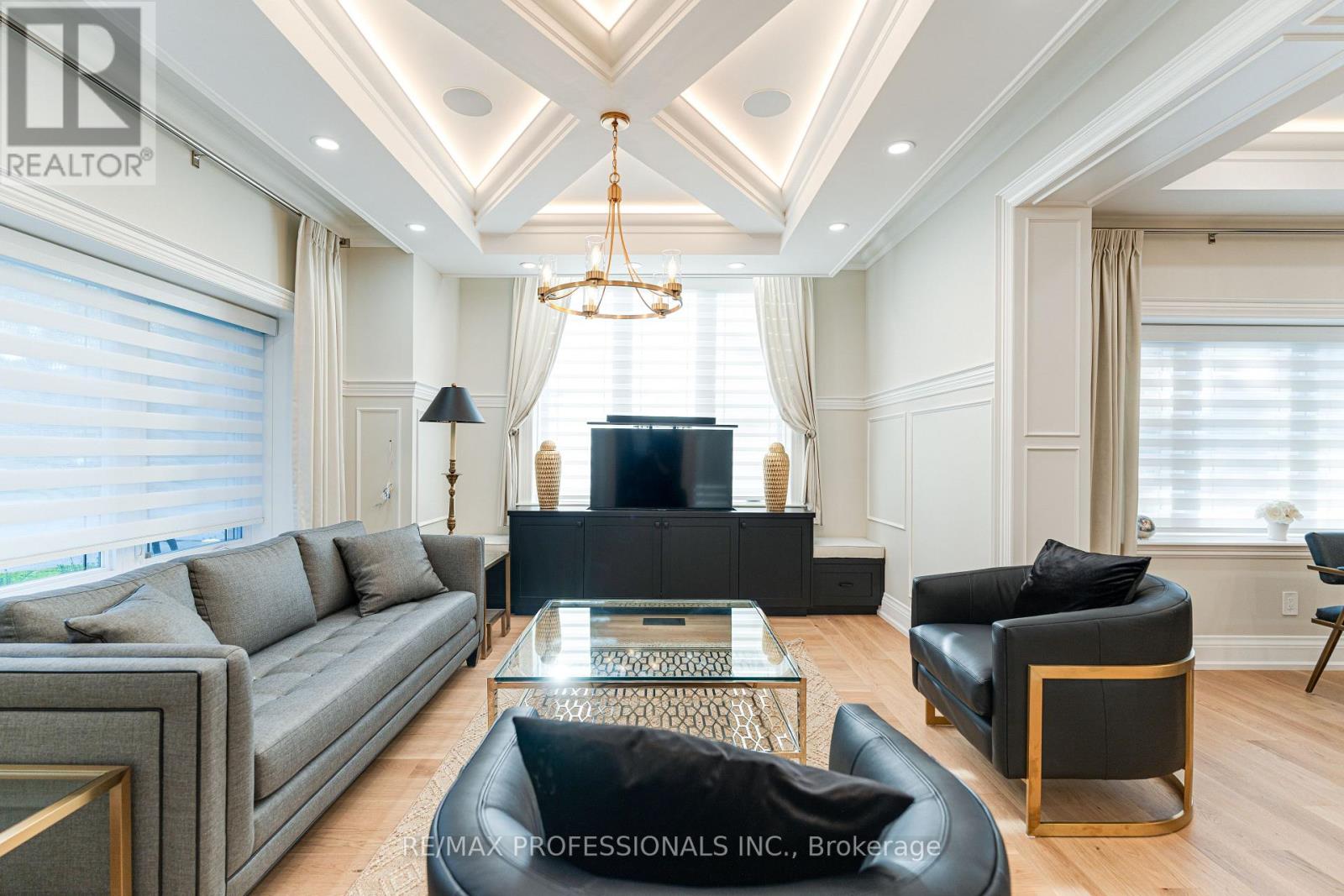 161 The Kingsway, Toronto, Ontario  M8X 2V5 - Photo 3 - W12668118