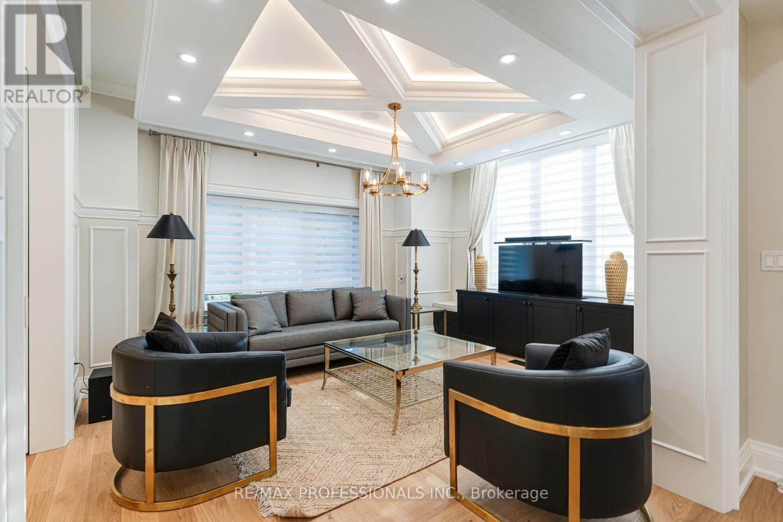 161 The Kingsway, Toronto, Ontario  M8X 2V5 - Photo 4 - W12668118