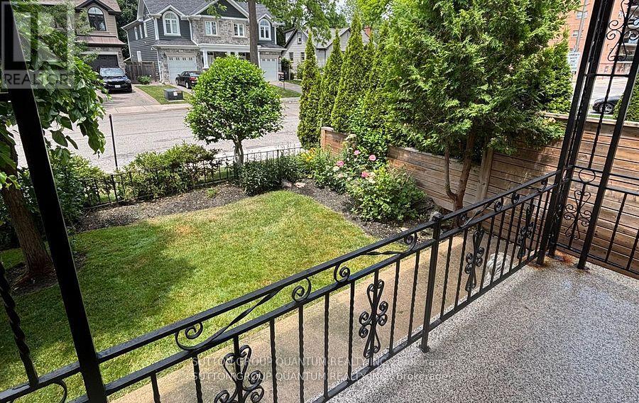 61 Forest Avenue, Mississauga, Ontario  L5G 1L3 - Photo 4 - W12668210