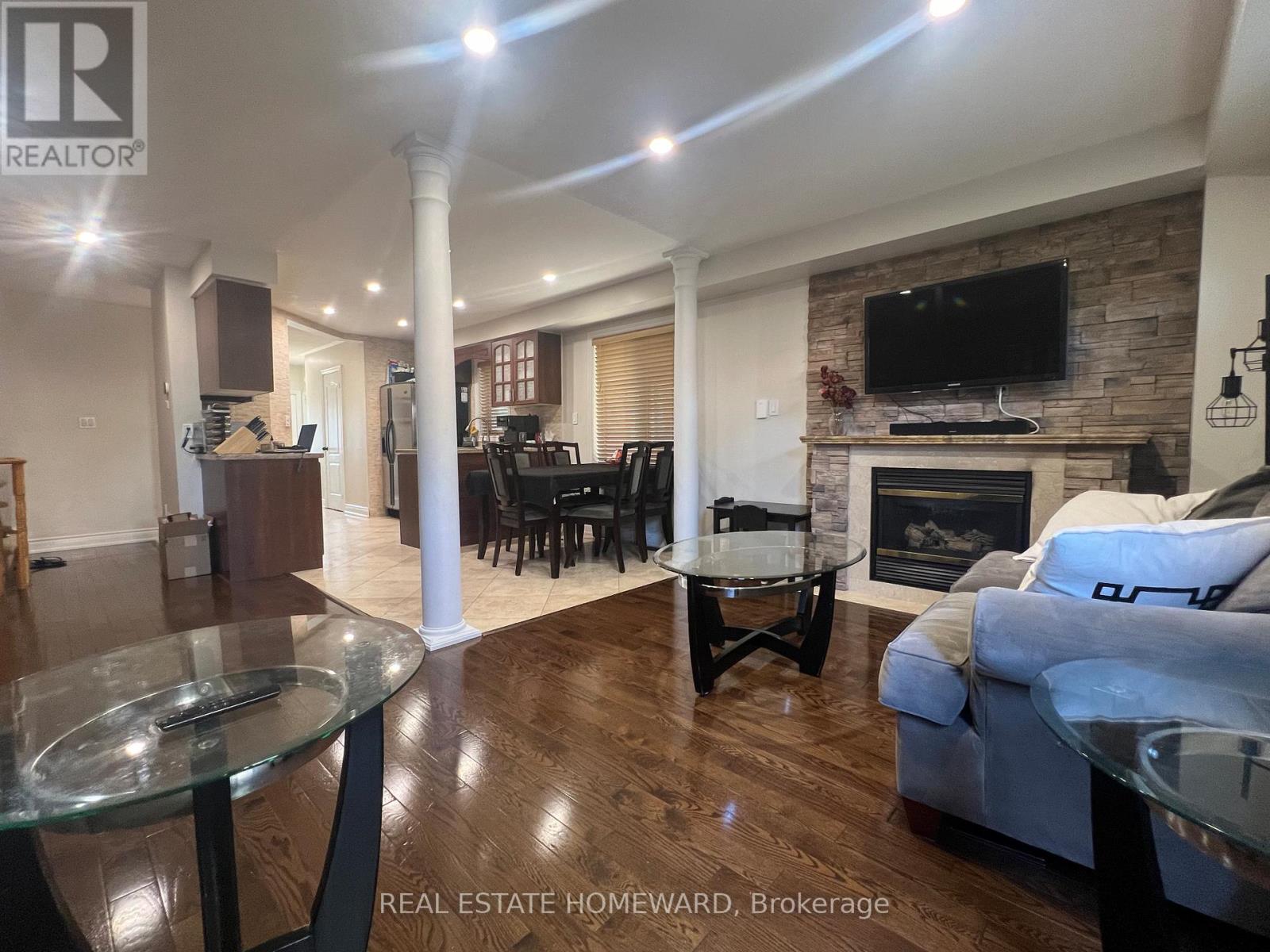 1129 Hickory Hollow Glen, Mississauga, Ontario  L5W 1J4 - Photo 2 - W12668260