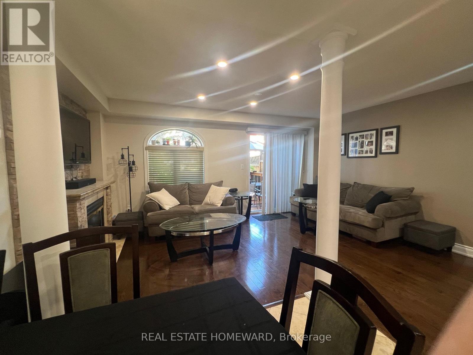 1129 Hickory Hollow Glen, Mississauga, Ontario  L5W 1J4 - Photo 3 - W12668260