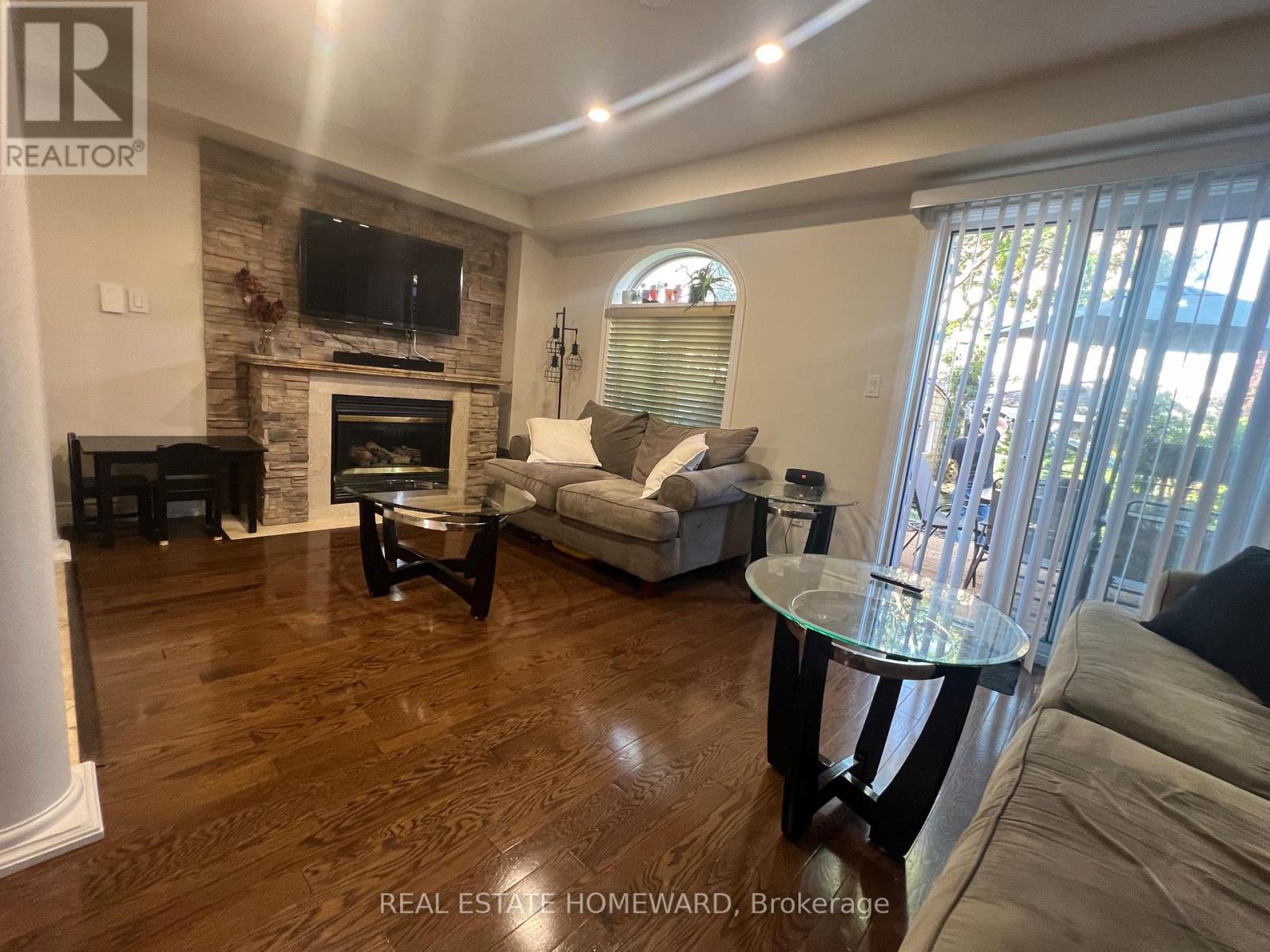 1129 Hickory Hollow Glen, Mississauga, Ontario  L5W 1J4 - Photo 4 - W12668260