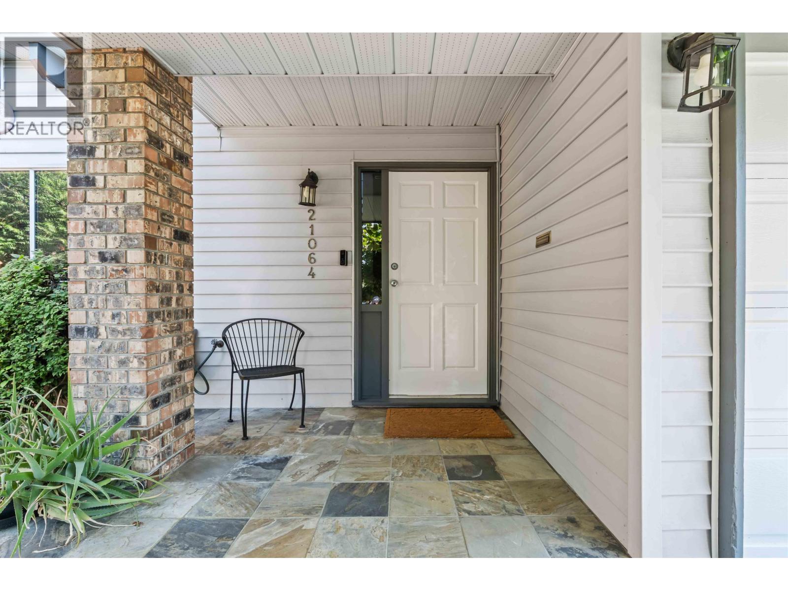 21064 Barker Avenue, Maple Ridge, British Columbia  V2X 8R6 - Photo 3 - R3076275