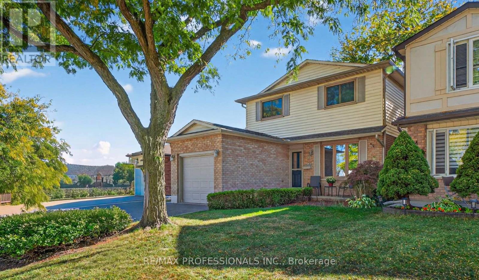 19 Salina Place, Hamilton, Ontario  L8G 4L4 - Photo 2 - X12667956