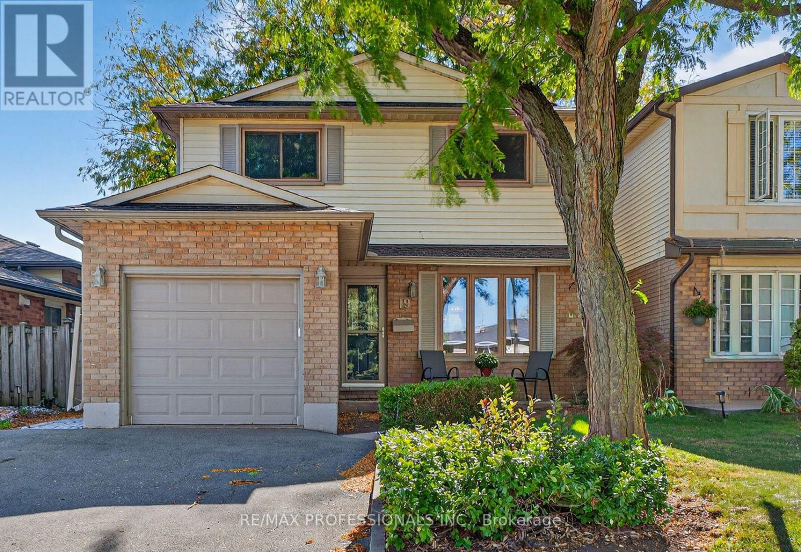 19 Salina Place, Hamilton, Ontario  L8G 4L4 - Photo 3 - X12667956