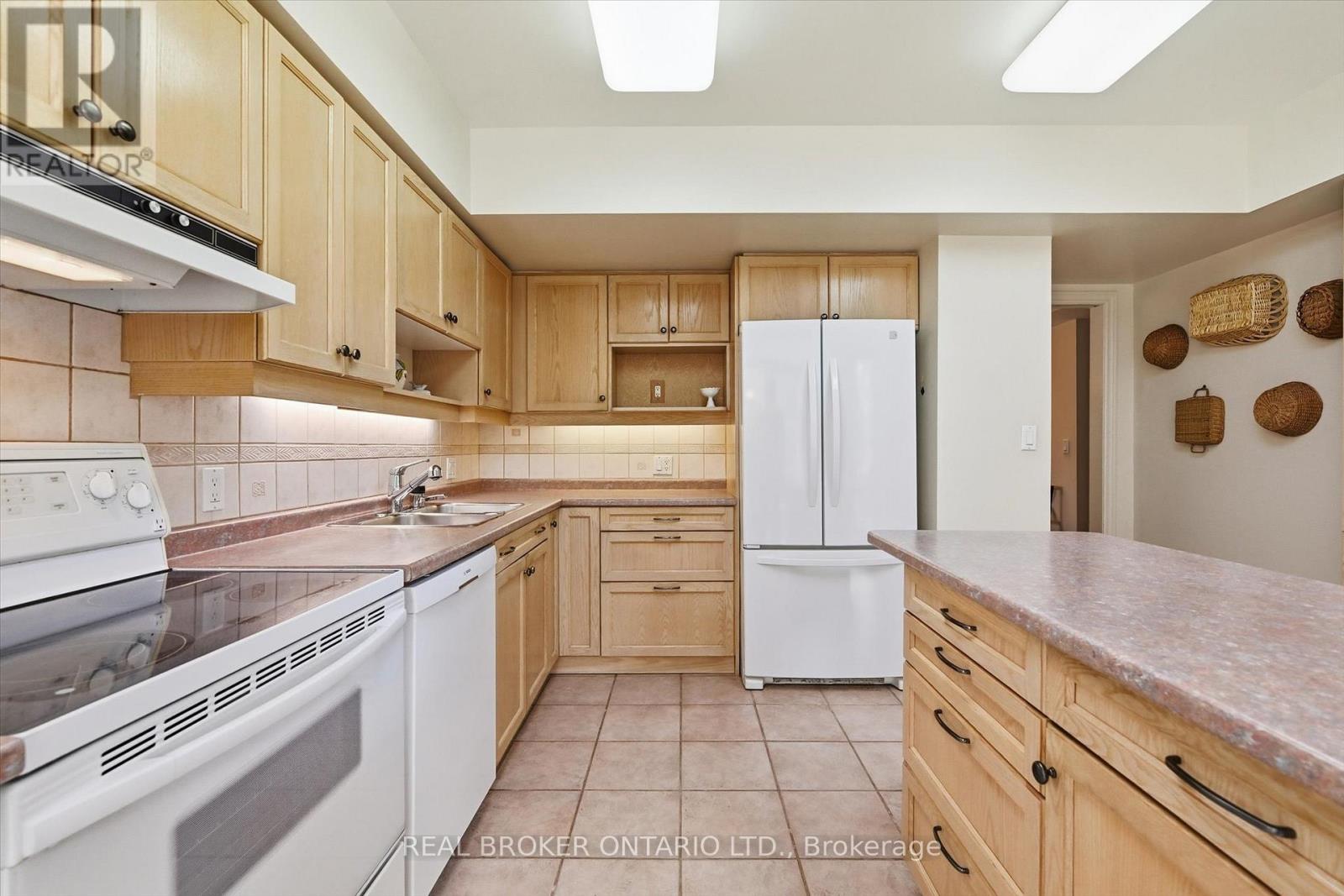 207 - 77 Governors Road, Hamilton, Ontario  L9H 7N8 - Photo 18 - X12494192