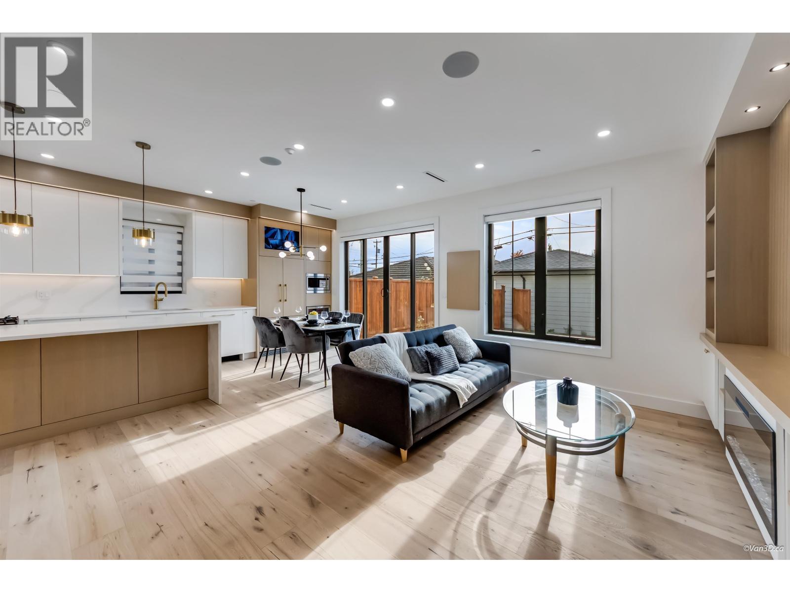 2 150 E 51st Avenue, Vancouver, British Columbia  V5X 1C3 - Photo 2 - R3076392