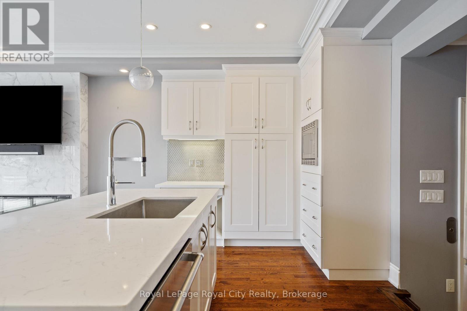 216 Rebecca Street, Oakville (Co Central), Ontario  L6K 1J9 - Photo 11 - W12668404