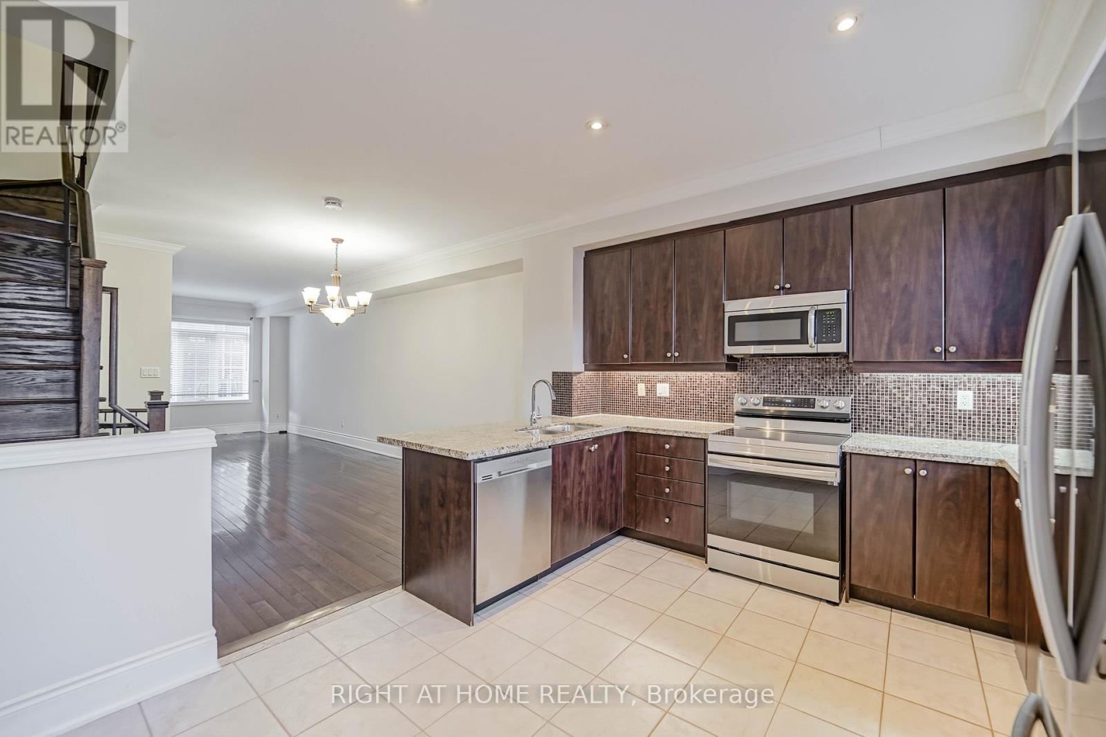 9 Streight Lane, Toronto, Ontario  M9B 0A3 - Photo 10 - W12605358