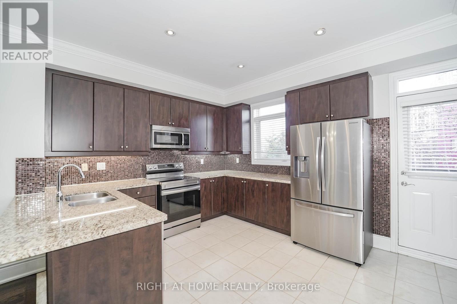 9 Streight Lane, Toronto, Ontario  M9B 0A3 - Photo 11 - W12605358