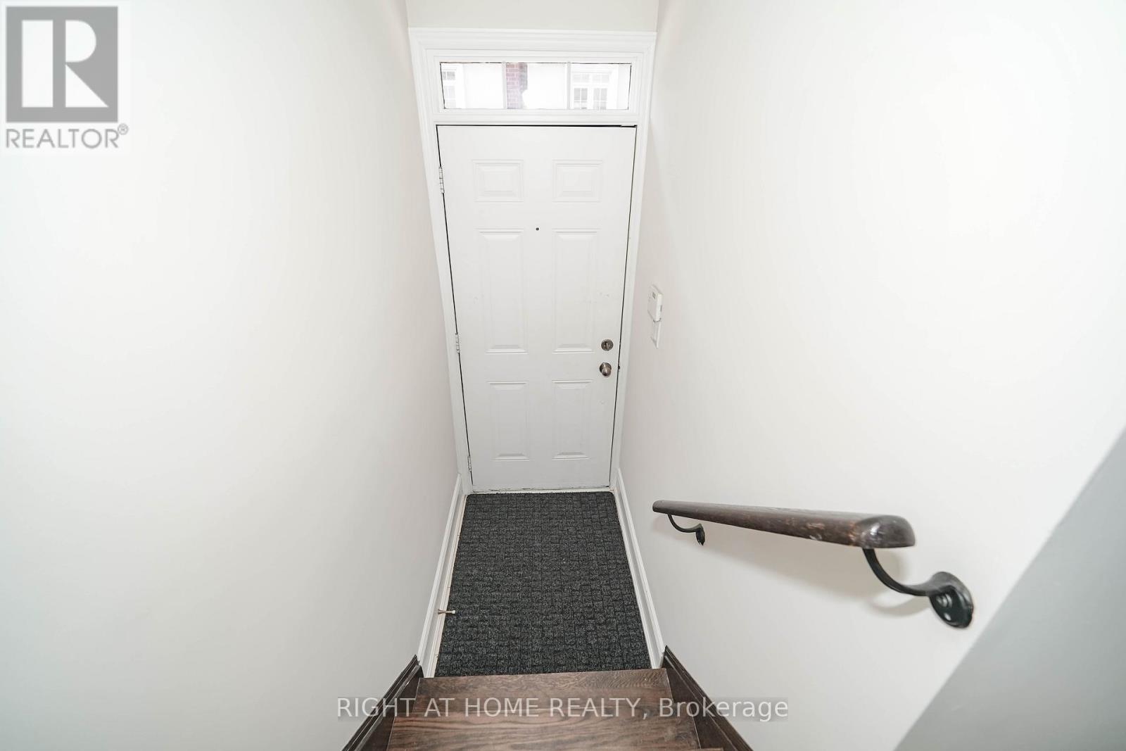 9 Streight Lane, Toronto, Ontario  M9B 0A3 - Photo 4 - W12605358