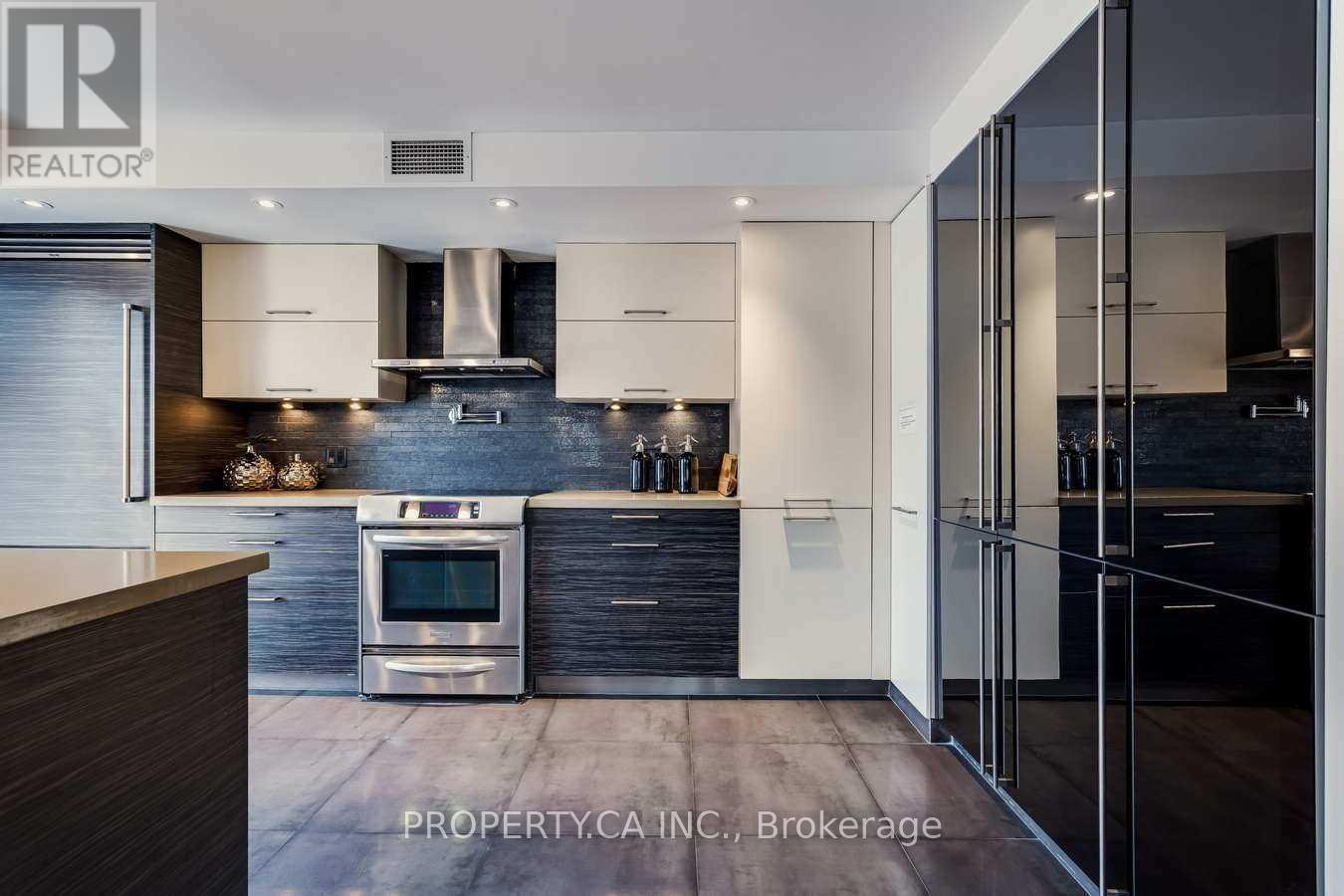 403 - 349 St Clair Avenue W, Toronto, Ontario  M5P 1N3 - Photo 4 - C12668378