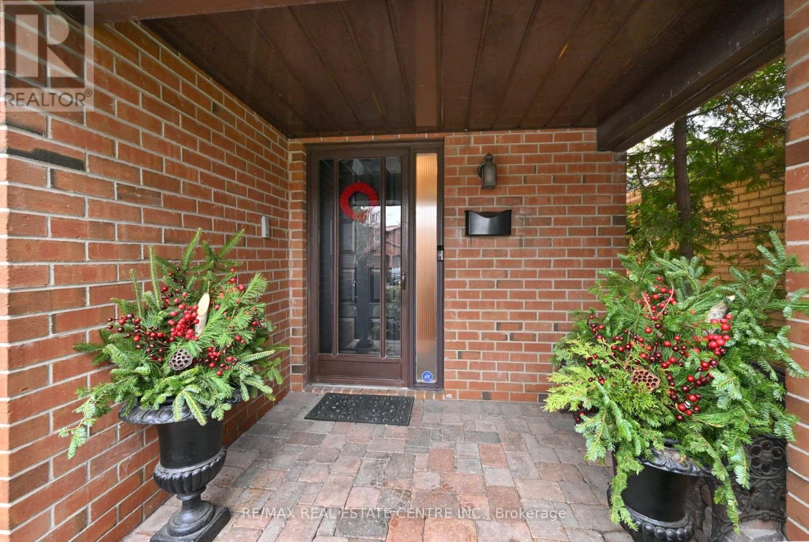 4239 Sawmill Valley Drive, Mississauga, Ontario  L5L 3K9 - Photo 2 - W12668348