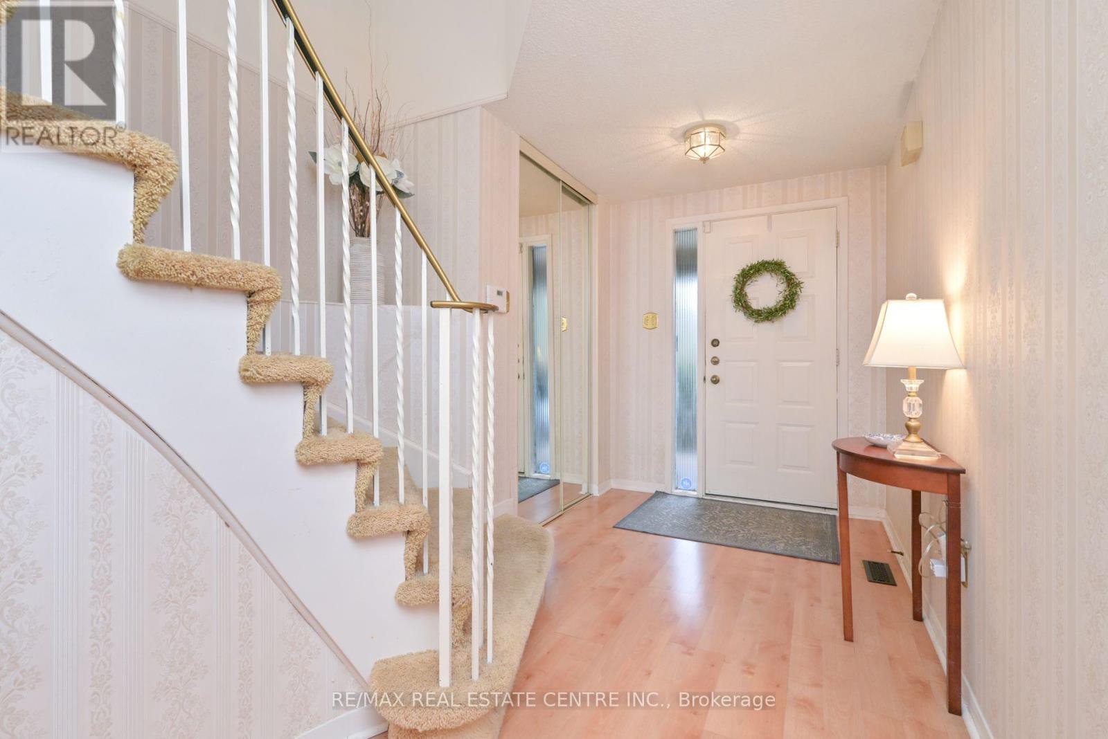 4239 Sawmill Valley Drive, Mississauga, Ontario  L5L 3K9 - Photo 3 - W12668348