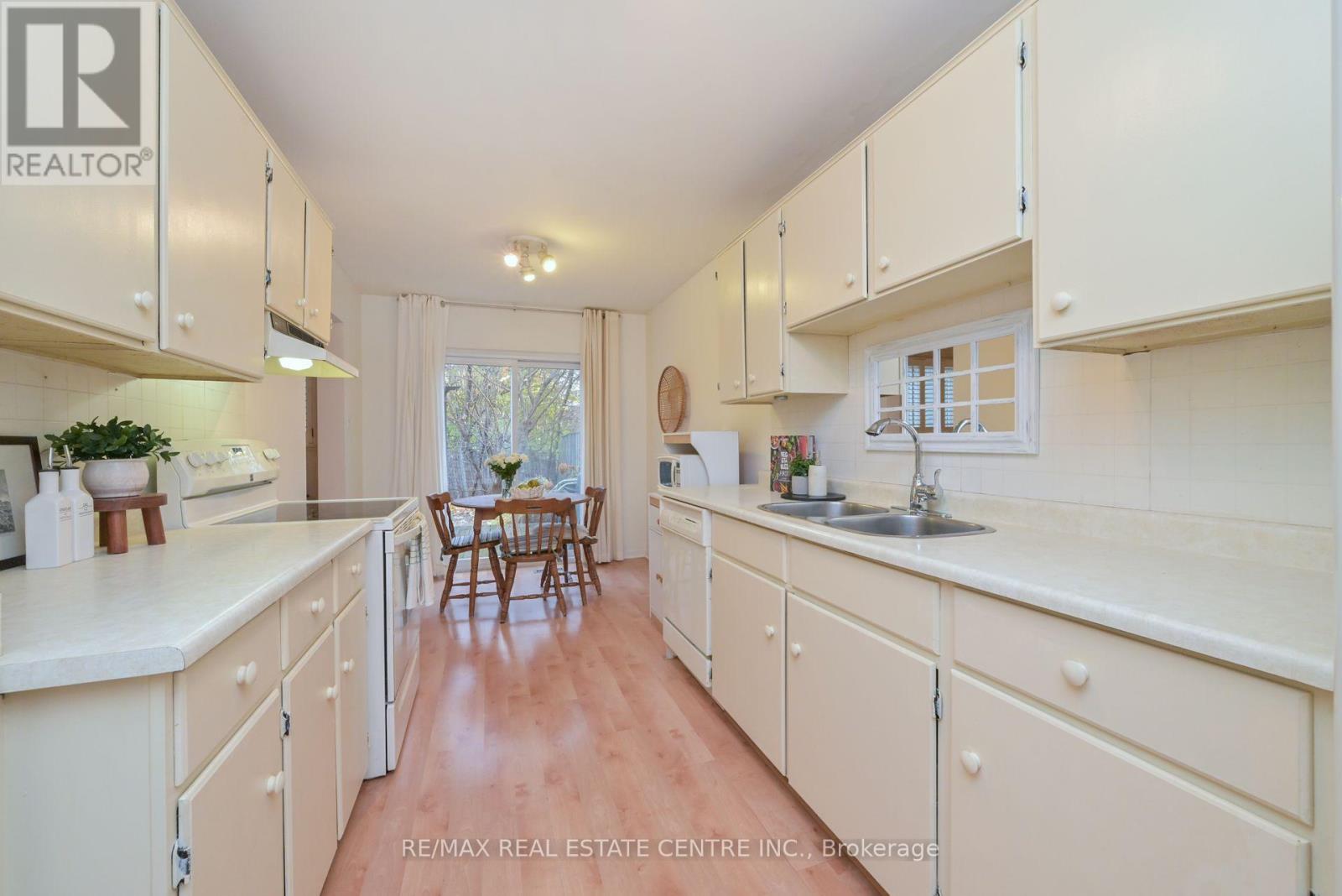 4239 Sawmill Valley Drive, Mississauga, Ontario  L5L 3K9 - Photo 4 - W12668348