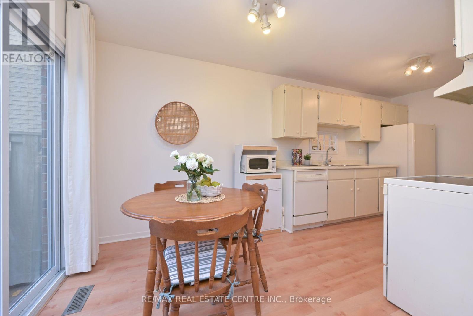 4239 Sawmill Valley Drive, Mississauga, Ontario  L5L 3K9 - Photo 7 - W12668348