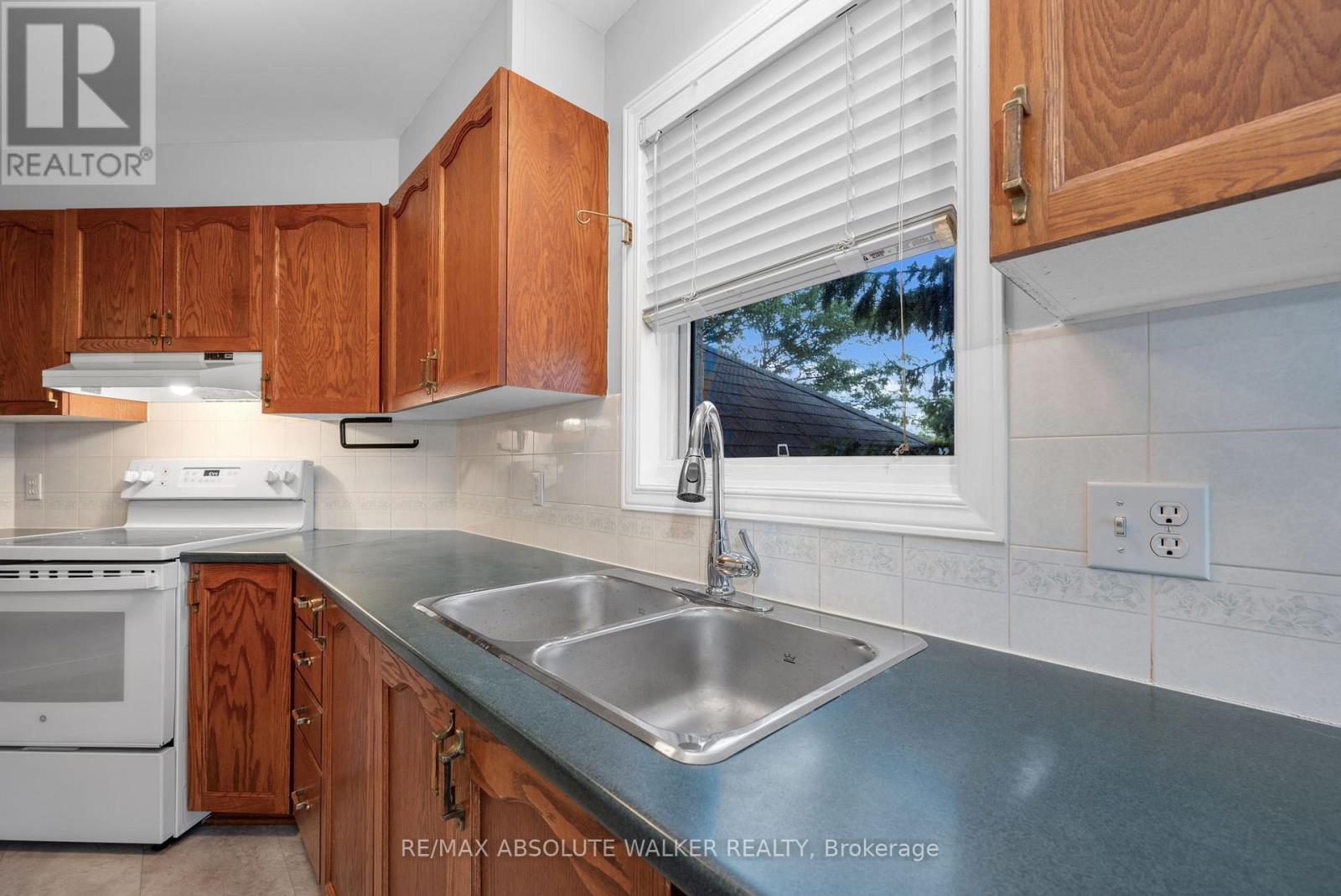 1673 Locksley Lane, Ottawa, Ontario K1J 1B6 - Photo 5 - X12668652