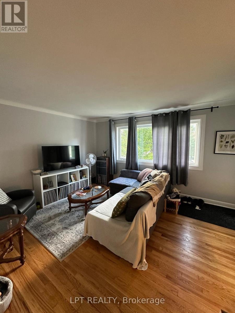 970 Gregg Street, Ottawa, Ontario  K1V 6H6 - Photo 2 - X12668714