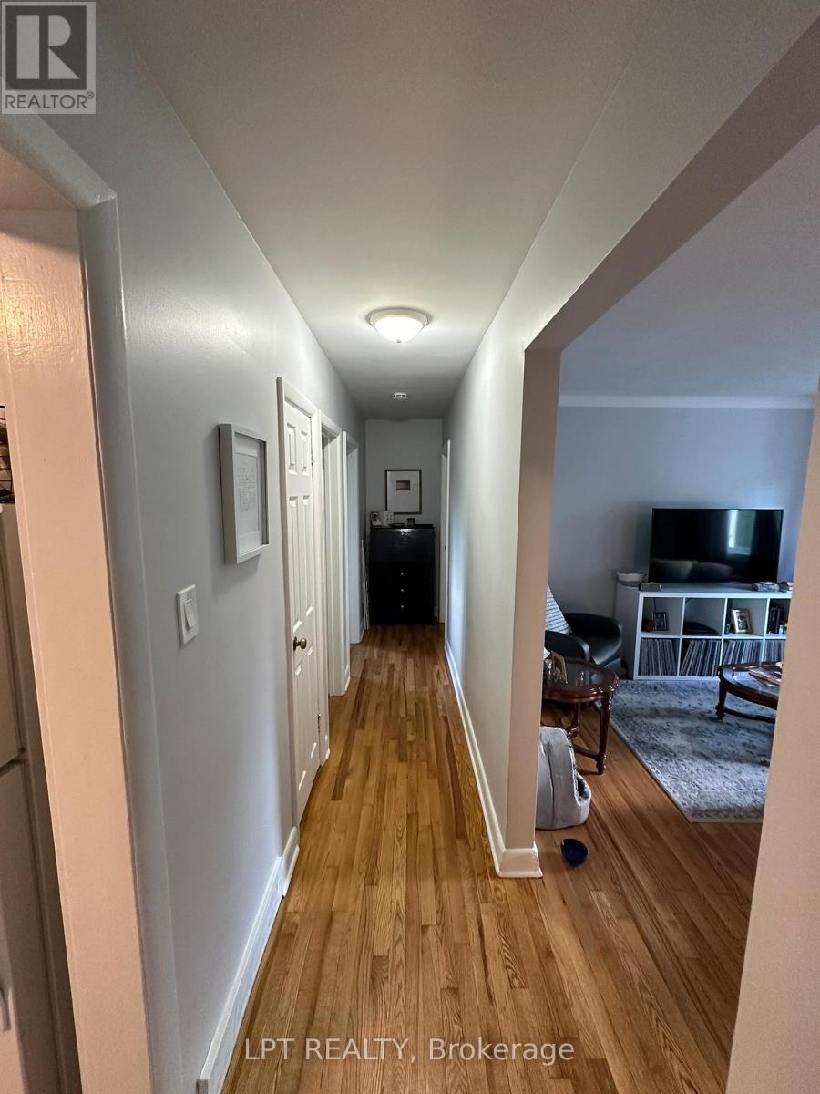 970 Gregg Street, Ottawa, Ontario  K1V 6H6 - Photo 3 - X12668714