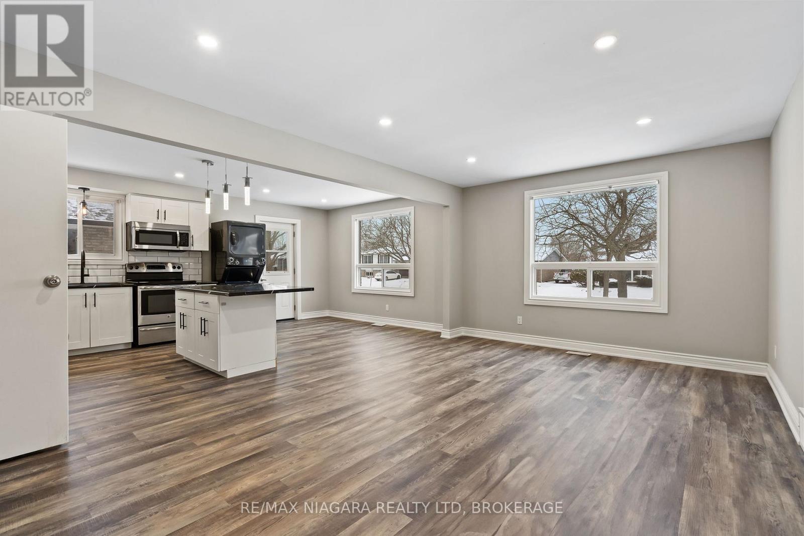 26 Colonial Street, Welland, Ontario  L3C 5W5 - Photo 3 - X12668688