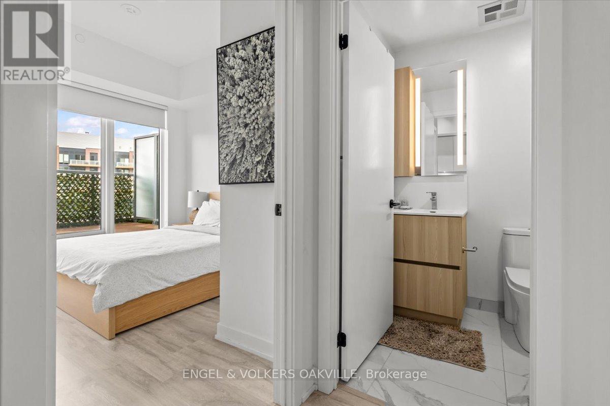 327 - 220 Missinnihe Way, Mississauga, Ontario  L5H 0A9 - Photo 8 - W12660722