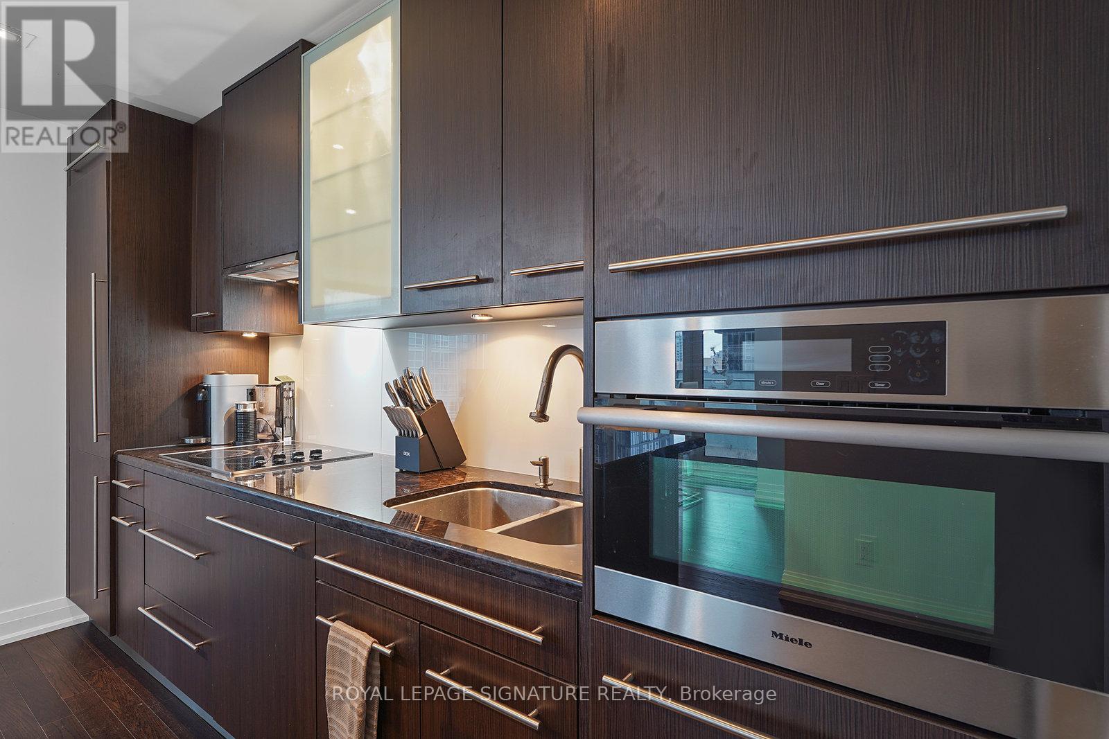 2003 - 80 John Street, Toronto, Ontario  M5V 3X4 - Photo 12 - C12668522