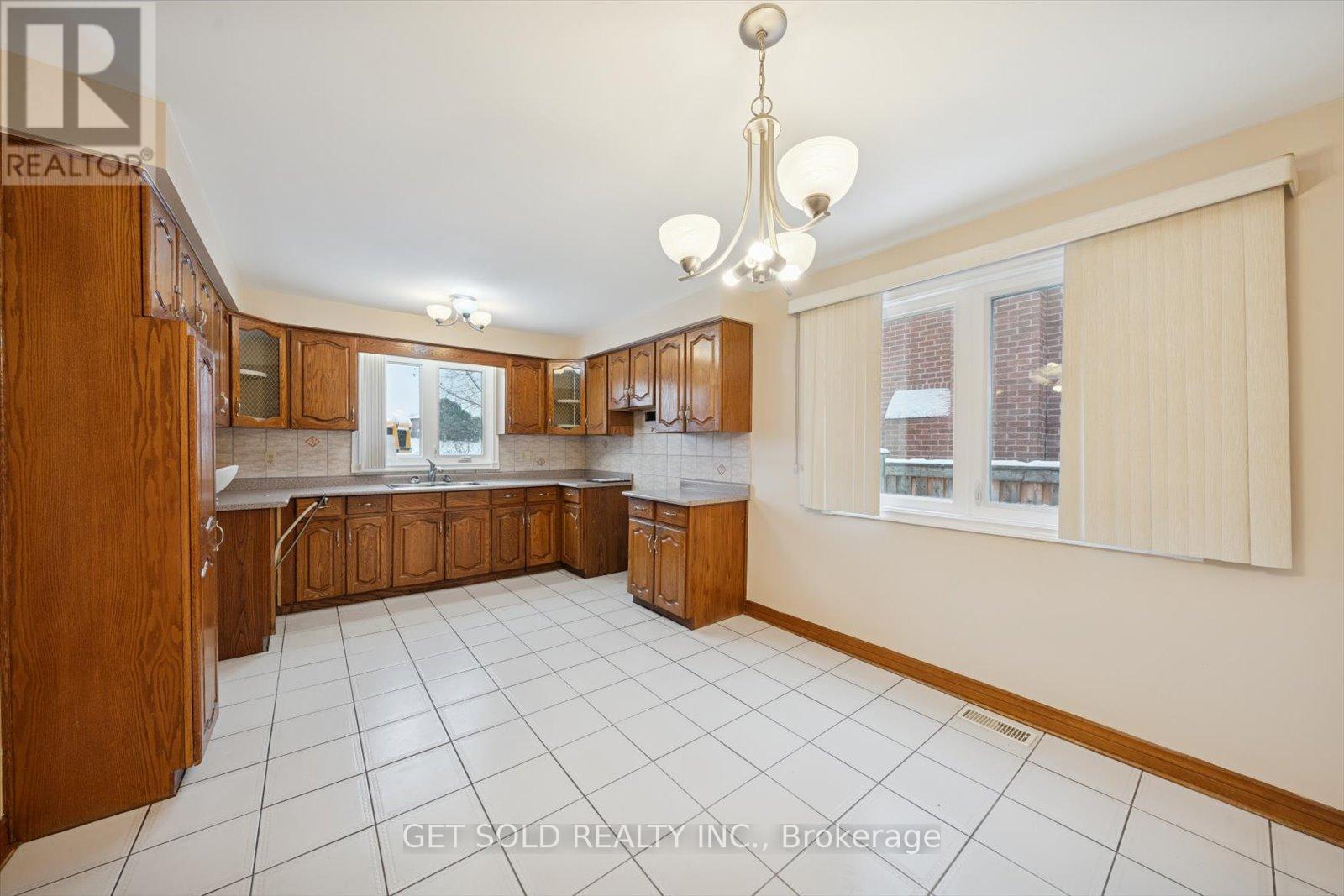 99 Carmen Crescent, Vaughan, Ontario  L4L 5P6 - Photo 9 - N12668622