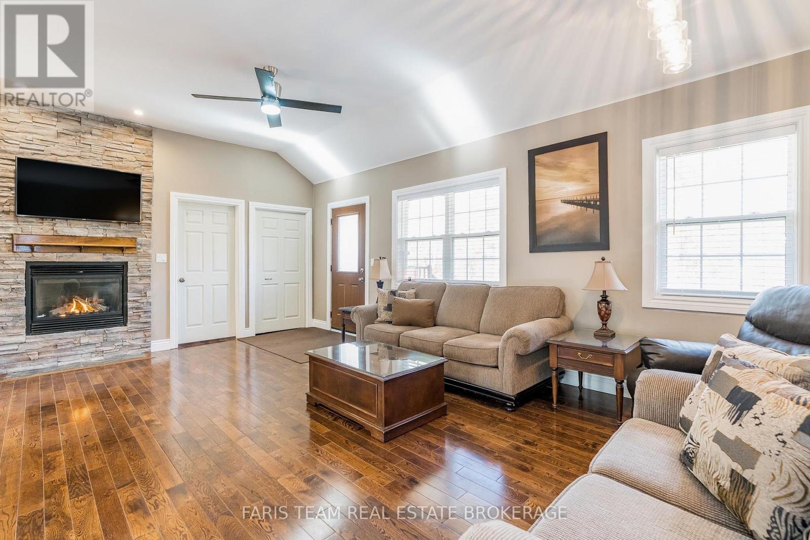 66 Meadows Avenue, Tay, Ontario  L0K 1E0 - Photo 15 - S12668626