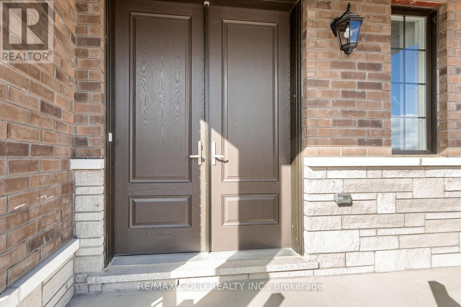 8 Boswell Drive, Brampton, Ontario  L6P 4R7 - Photo 3 - W12668534