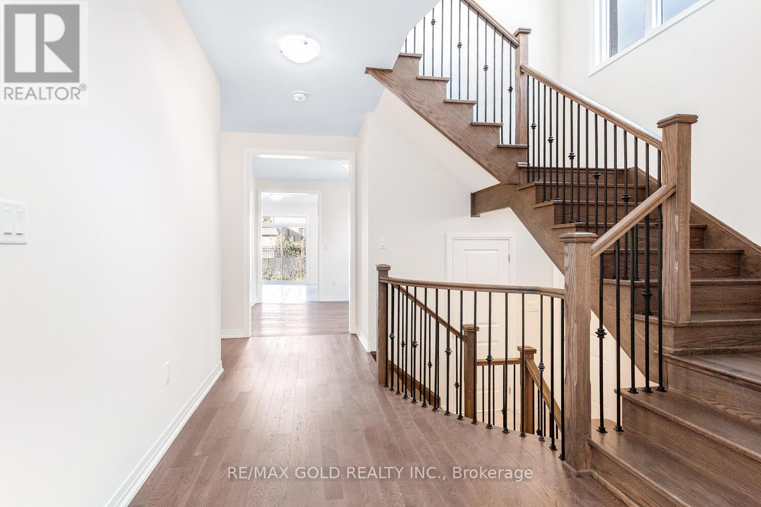 8 Boswell Drive, Brampton, Ontario  L6P 4R7 - Photo 5 - W12668534