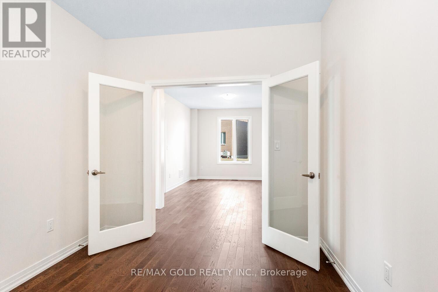 8 Boswell Drive, Brampton, Ontario  L6P 4R7 - Photo 7 - W12668534