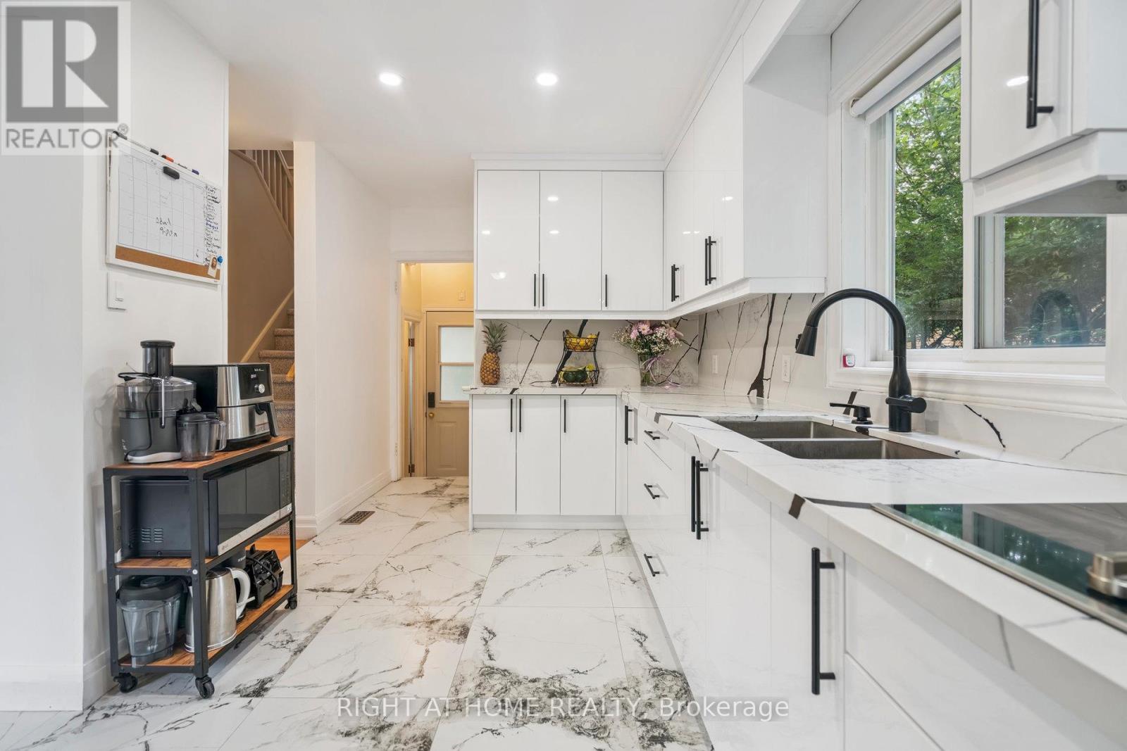 2343 Mountainside Drive, Burlington, Ontario  L7P 1C1 - Photo 15 - W12668544